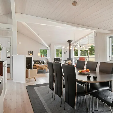 4 Bedroom Gorgeous In Holiday home Glesborg