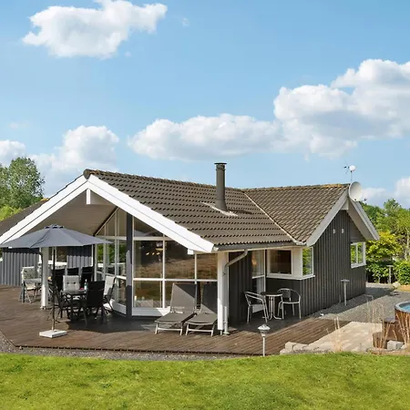 4 Bedroom Gorgeous In Holiday home Glesborg